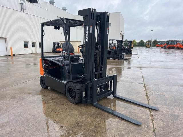 Doosan B35X-7 PLUS - Elektromos targonca: 4 kép. Doosan B35X-7 PLUS - Elektromos targonca: 4 kép.