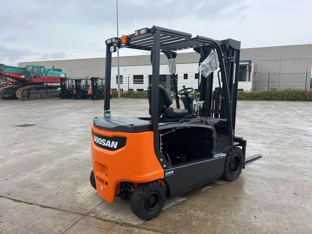 Doosan B35X-7 PLUS - Elektromos targonca: 3 kép. Doosan B35X-7 PLUS - Elektromos targonca: 3 kép.