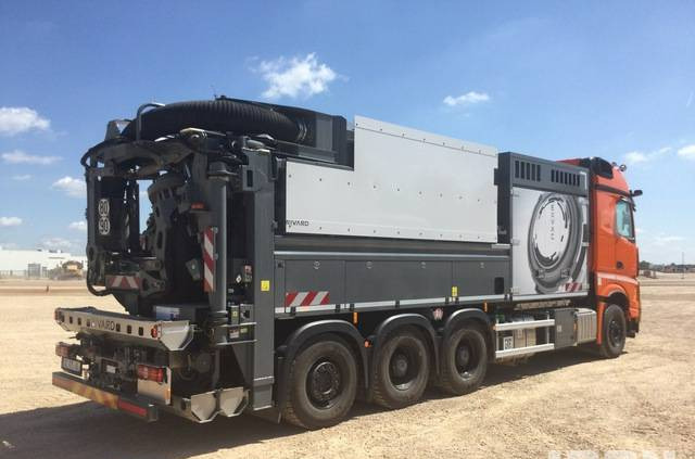 Rivard - Mercedes-Benz EXVAC - Arocs 3253 8x4 - Szippantós autó: 3 kép. Rivard - Mercedes-Benz EXVAC - Arocs 3253 8x4 - Szippantós autó: 3 kép.