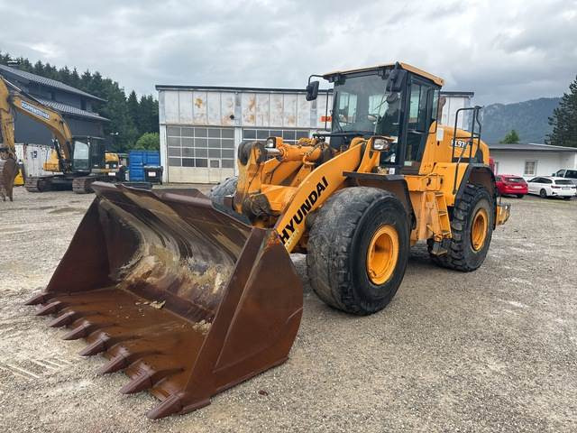 Hyundai HL970 - Gumikerekes homlokrakodó: 1 kép. Hyundai HL970 - Gumikerekes homlokrakodó: 1 kép.