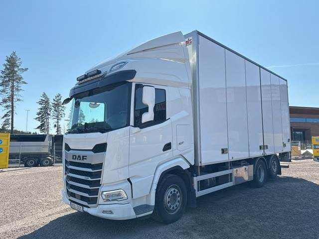DAF XF 530 FAN - Dobozos felépítményű teherautó: 1 kép. DAF XF 530 FAN - Dobozos felépítményű teherautó: 1 kép.