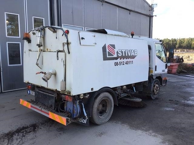 Mitsubishi Canter - Utcaseprő gép: 3 kép. Mitsubishi Canter - Utcaseprő gép: 3 kép.