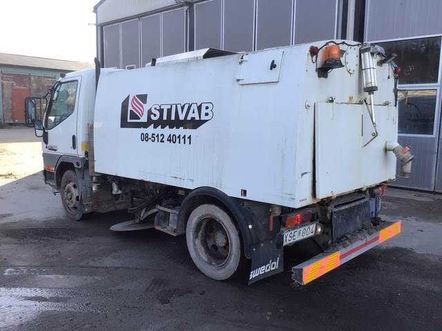 Mitsubishi Canter - Utcaseprő gép: 2 kép. Mitsubishi Canter - Utcaseprő gép: 2 kép.