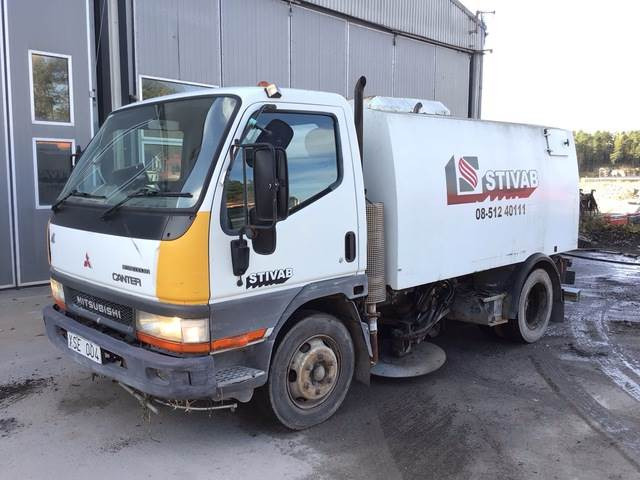 Mitsubishi Canter - Utcaseprő gép: 1 kép. Mitsubishi Canter - Utcaseprő gép: 1 kép.