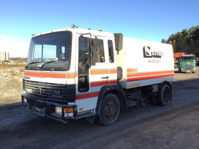 Volvo FL611 - Utcaseprő gép: 1 kép. Volvo FL611 - Utcaseprő gép: 1 kép.