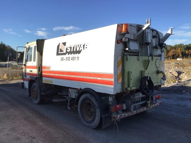 Volvo FL611 - Utcaseprő gép: 2 kép. Volvo FL611 - Utcaseprő gép: 2 kép.