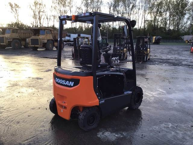 Doosan B25X-7 PLUS - Elektromos targonca: 3 kép. Doosan B25X-7 PLUS - Elektromos targonca: 3 kép.