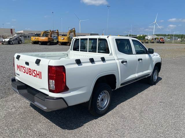 Mitsubishi L200 - Kisteherautó: 3 kép. Mitsubishi L200 - Kisteherautó: 3 kép.