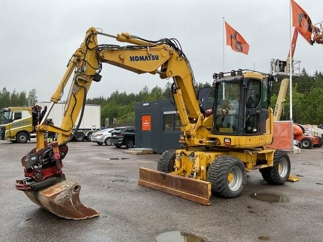 Komatsu PW118 MR8 - Gumikerekes kotró: 1 kép. Komatsu PW118 MR8 - Gumikerekes kotró: 1 kép.