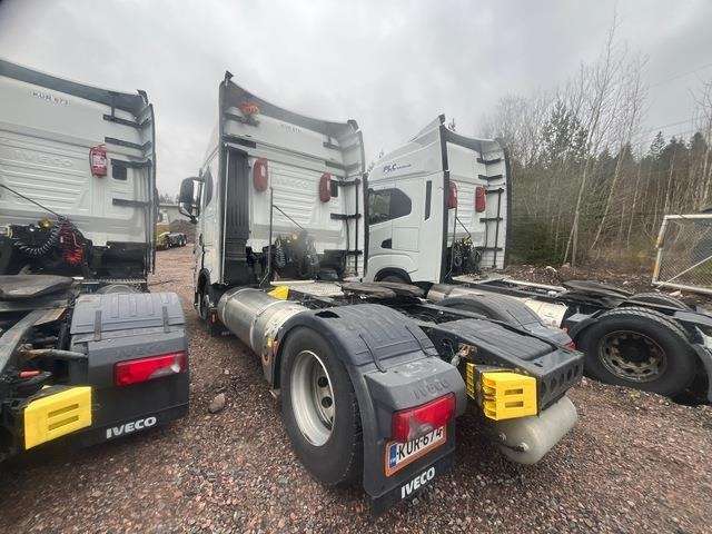 Iveco S-Way 460 - Nyergesvontató: 2 kép. Iveco S-Way 460 - Nyergesvontató: 2 kép.