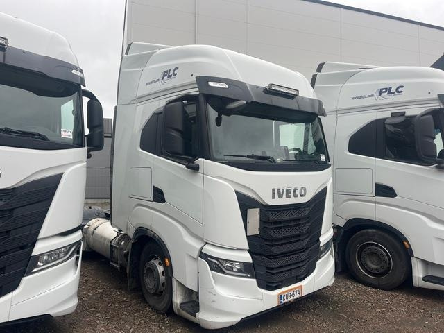 Iveco S-Way 460 - Nyergesvontató: 4 kép. Iveco S-Way 460 - Nyergesvontató: 4 kép.