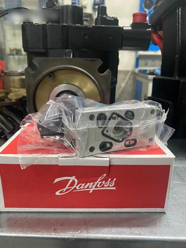 Danfoss MOOG Valfi Sauer-Danfoss MCV116G4201 for BOMAG construction roller - Hidraulika - Henger: 3 kép. Danfoss MOOG Valfi Sauer-Danfoss MCV116G4201 for BOMAG construction roller - Hidraulika - Henger: 3 kép.