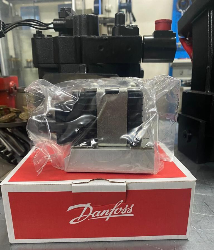 Danfoss MOOG Valfi Sauer-Danfoss MCV116G4201 for BOMAG construction roller - Hidraulika - Henger: 1 kép. Danfoss MOOG Valfi Sauer-Danfoss MCV116G4201 for BOMAG construction roller - Hidraulika - Henger: 1 kép.