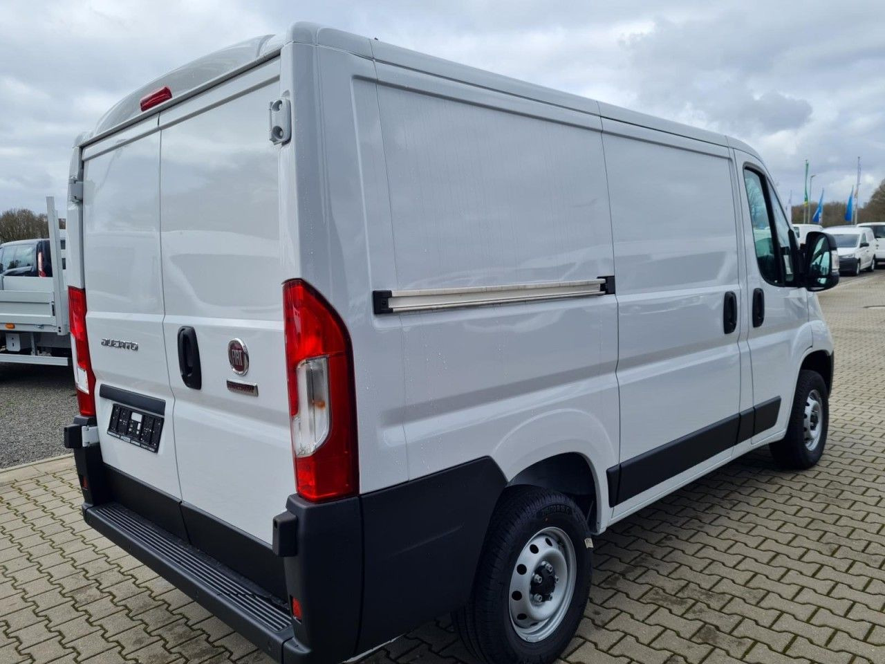 Fiat Ducato 30 Kasten L1H1 KLIMA PDC TEMPOMAT - Kis furgon: 4 kép. Fiat Ducato 30 Kasten L1H1 KLIMA PDC TEMPOMAT - Kis furgon: 4 kép.