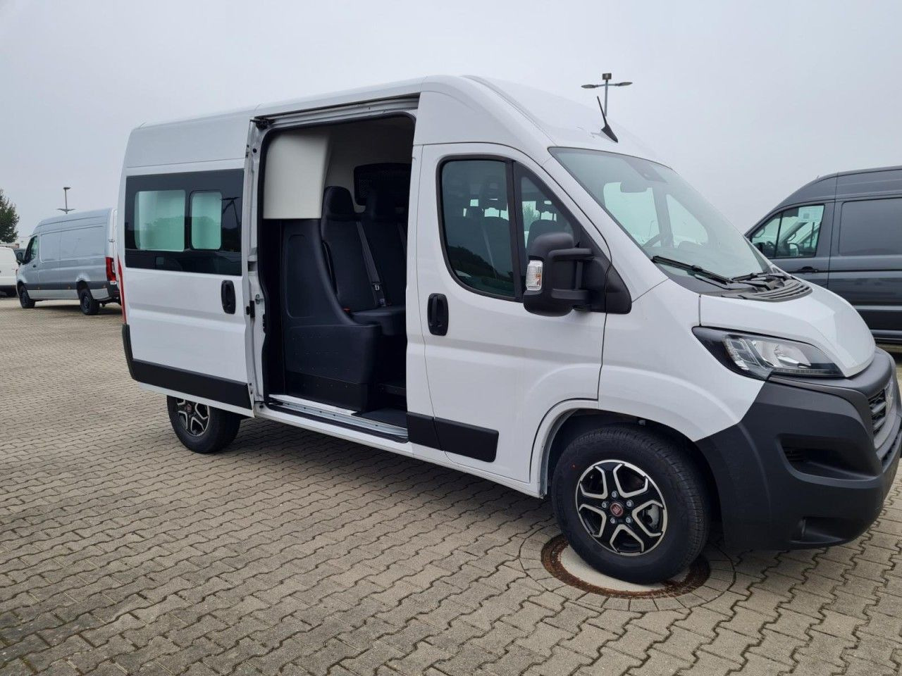 Fiat Ducato 35 Kasten Doka 7-Sitze 2x Schiebetür Maxi - Furgon, Duplakabinos kisteherautó: 3 kép. Fiat Ducato 35 Kasten Doka 7-Sitze 2x Schiebetür Maxi - Furgon, Duplakabinos kisteherautó: 3 kép.