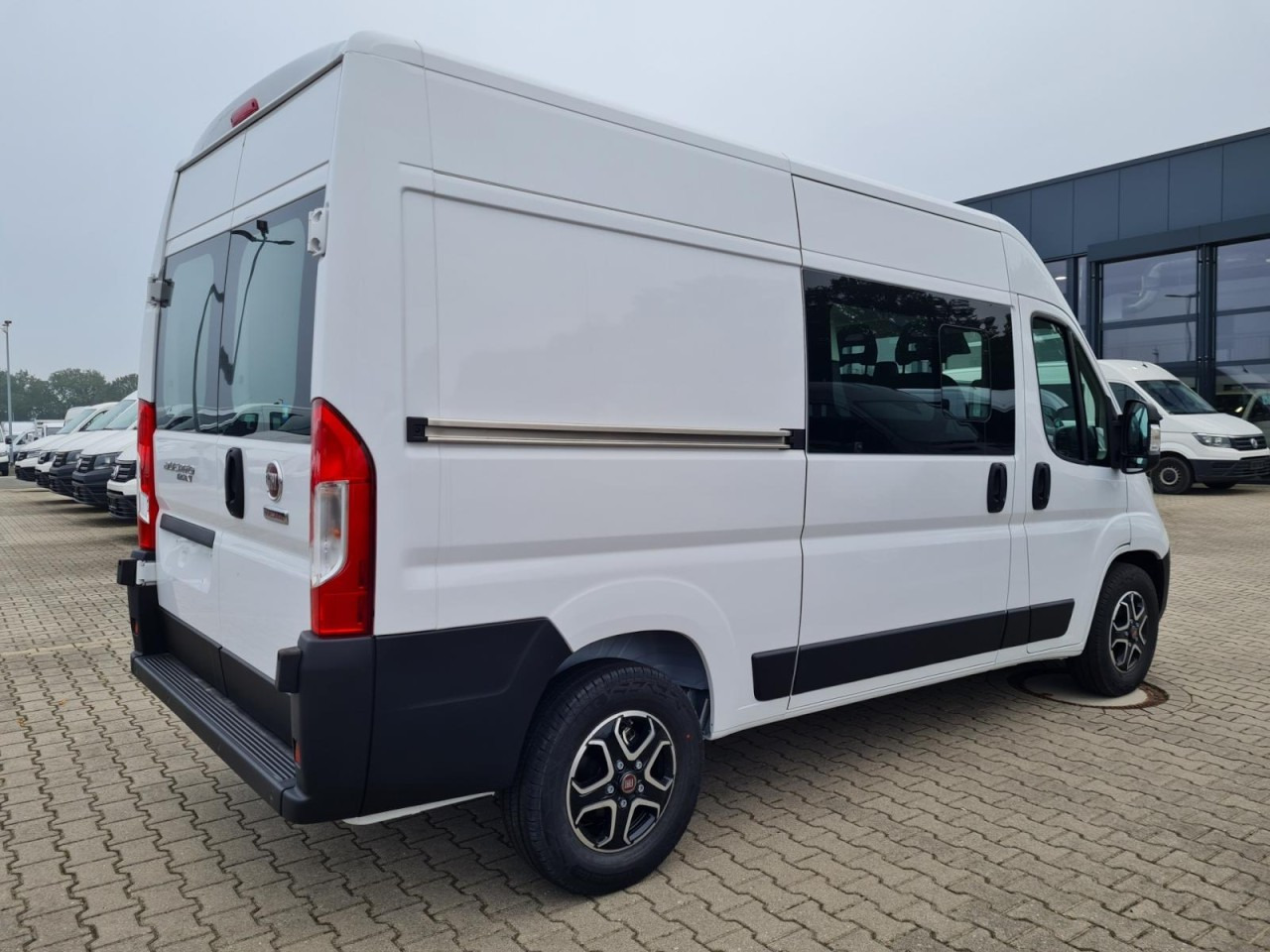 Fiat Ducato 35 Kombi Doka 7-Sitze 2x Schiebetür Maxi L2H2 - Minibusz, Kisbusz: 5 kép. Fiat Ducato 35 Kombi Doka 7-Sitze 2x Schiebetür Maxi L2H2 - Minibusz, Kisbusz: 5 kép.