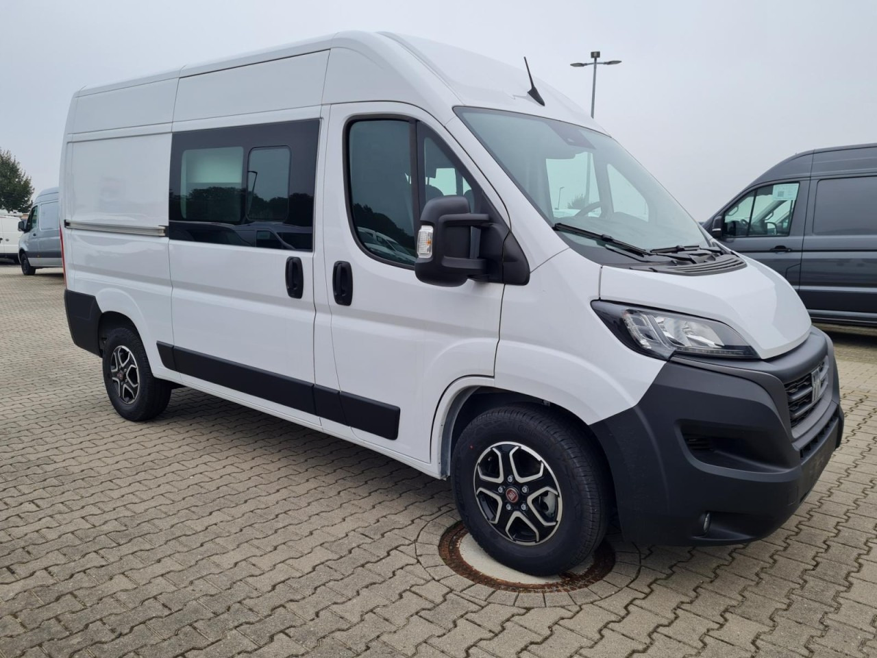 Fiat Ducato 35 Kombi Doka 7-Sitze 2x Schiebetür Maxi L2H2 - Minibusz, Kisbusz: 4 kép. Fiat Ducato 35 Kombi Doka 7-Sitze 2x Schiebetür Maxi L2H2 - Minibusz, Kisbusz: 4 kép.