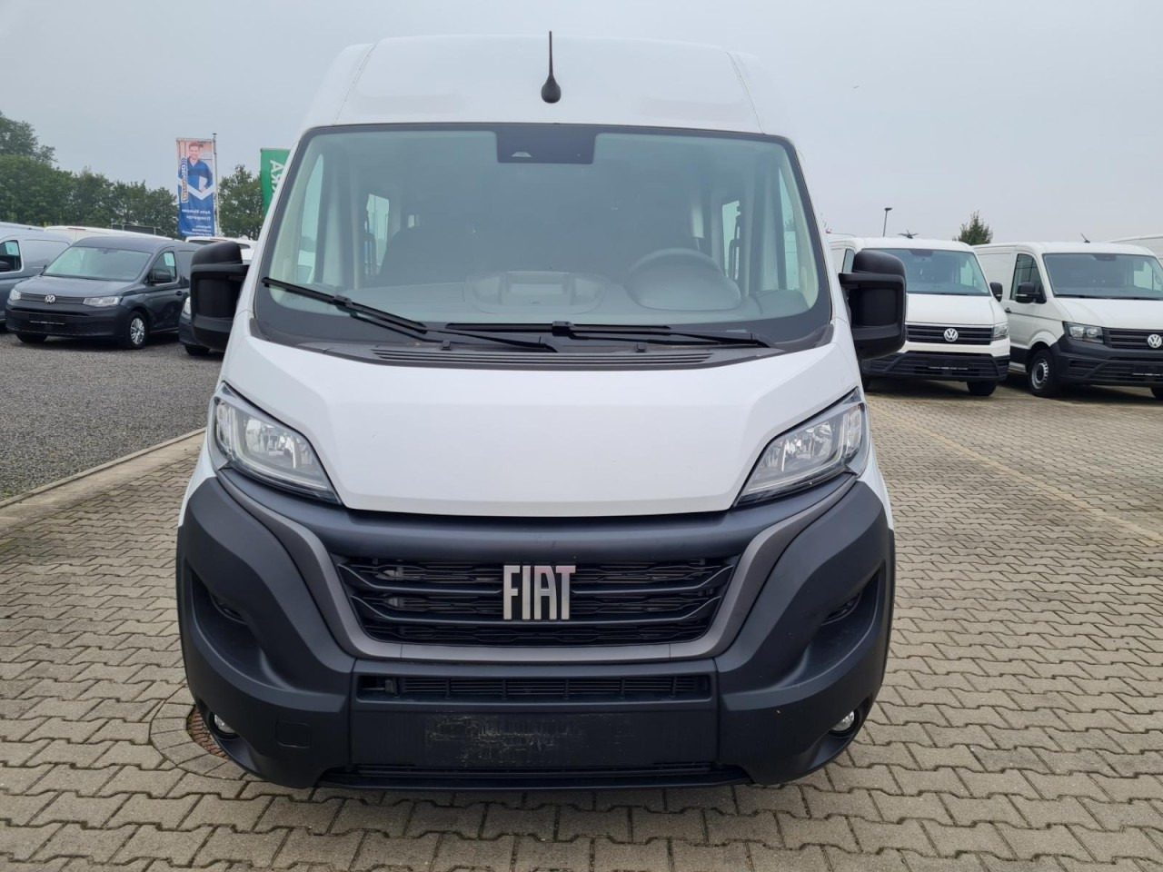 Fiat Ducato 35 Kombi Doka 7-Sitze 2x Schiebetür Maxi L2H2 - Minibusz, Kisbusz: 2 kép. Fiat Ducato 35 Kombi Doka 7-Sitze 2x Schiebetür Maxi L2H2 - Minibusz, Kisbusz: 2 kép.