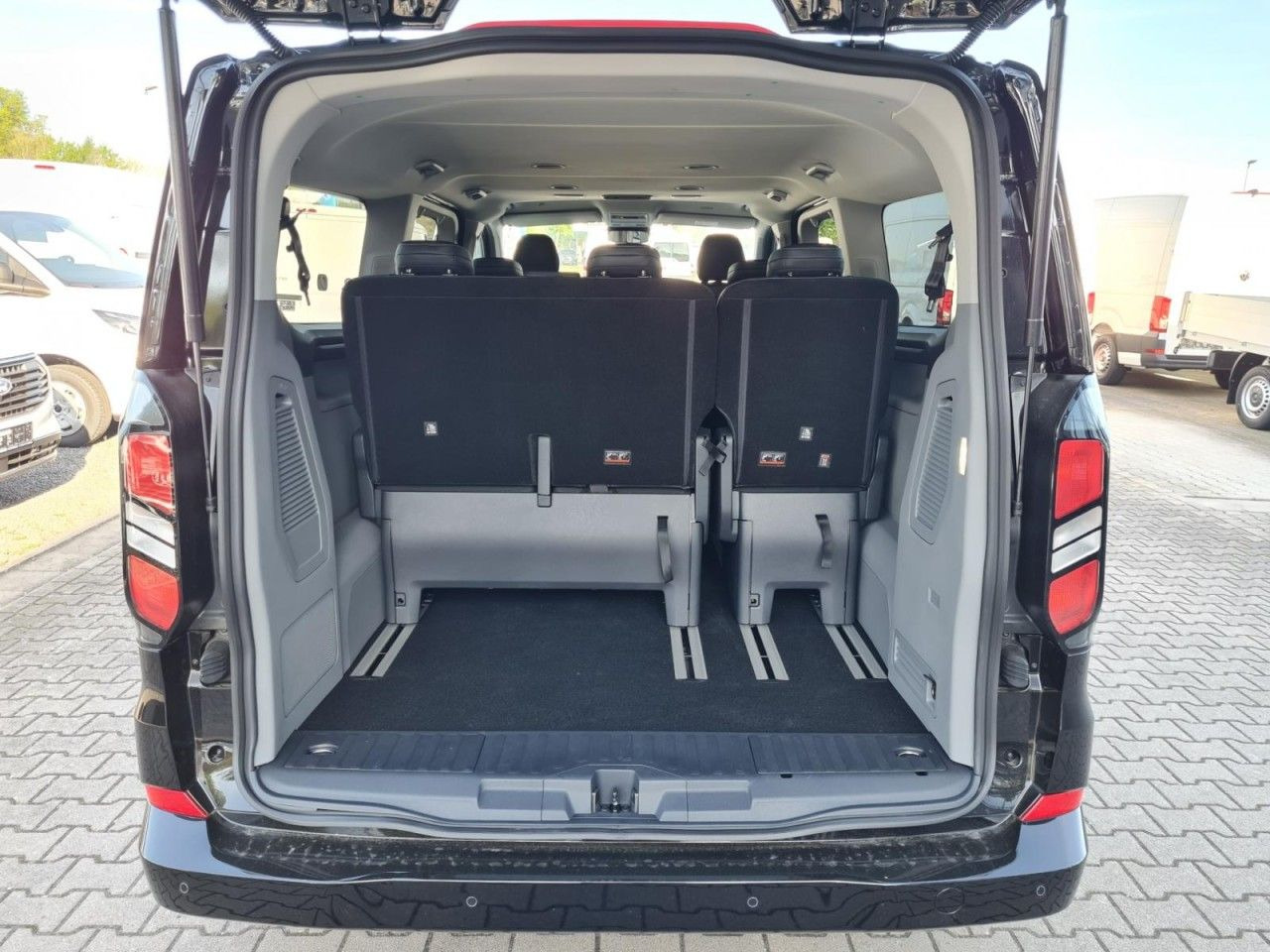 Ford Tourneo Custom 320 AG L2 Titanium 8 Sitze LEDER - Kisbusz: 5 kép. Ford Tourneo Custom 320 AG L2 Titanium 8 Sitze LEDER - Kisbusz: 5 kép.