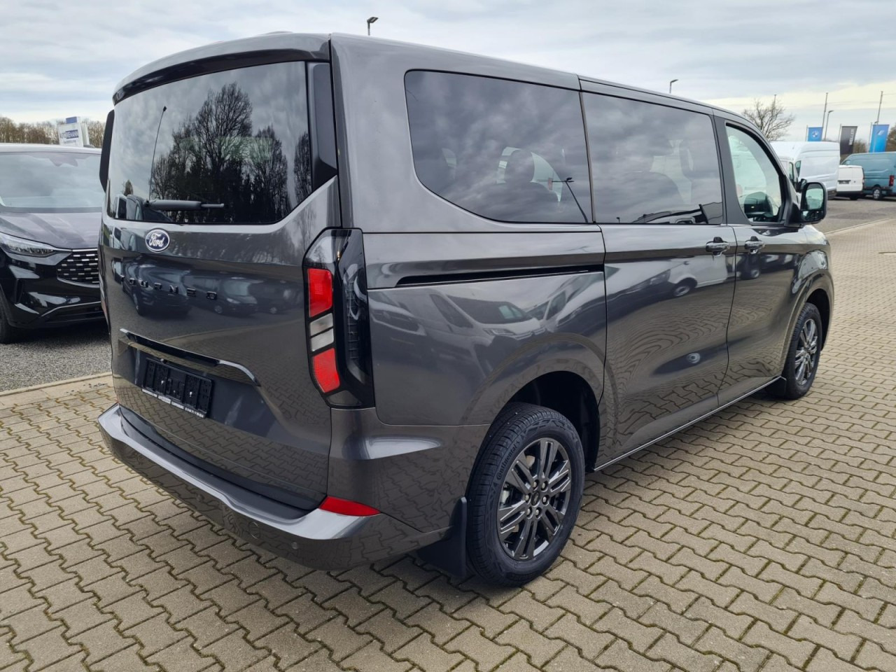 Ford Tourneo Custom 320 L1 AG Titanium X AHK LED NAVI 2X SCHIEBE - Kisbusz: 4 kép. Ford Tourneo Custom 320 L1 AG Titanium X AHK LED NAVI 2X SCHIEBE - Kisbusz: 4 kép.