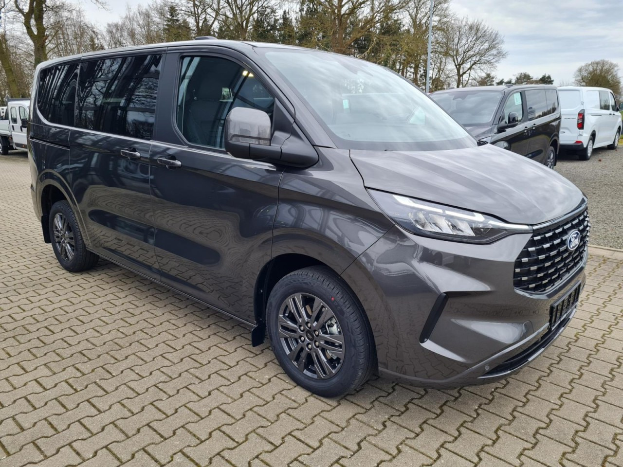 Ford Tourneo Custom 320 L1 AG Titanium X AHK LED NAVI 2X SCHIEBE - Kisbusz: 3 kép. Ford Tourneo Custom 320 L1 AG Titanium X AHK LED NAVI 2X SCHIEBE - Kisbusz: 3 kép.