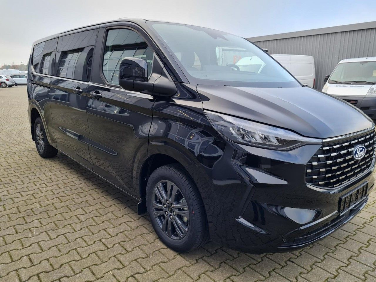Ford Tourneo Custom 320 L2 Titanium 9 Sitze STANDHZ - Kisbusz: 3 kép. Ford Tourneo Custom 320 L2 Titanium 9 Sitze STANDHZ - Kisbusz: 3 kép.
