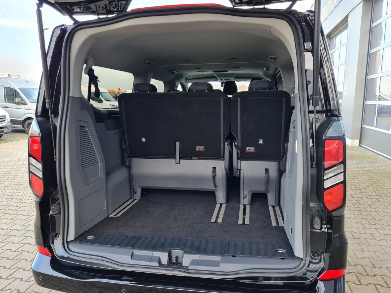 Kisbusz Ford Tourneo Custom 320 L2 Titanium 9 Sitze STANDHZ: 26 kép.
