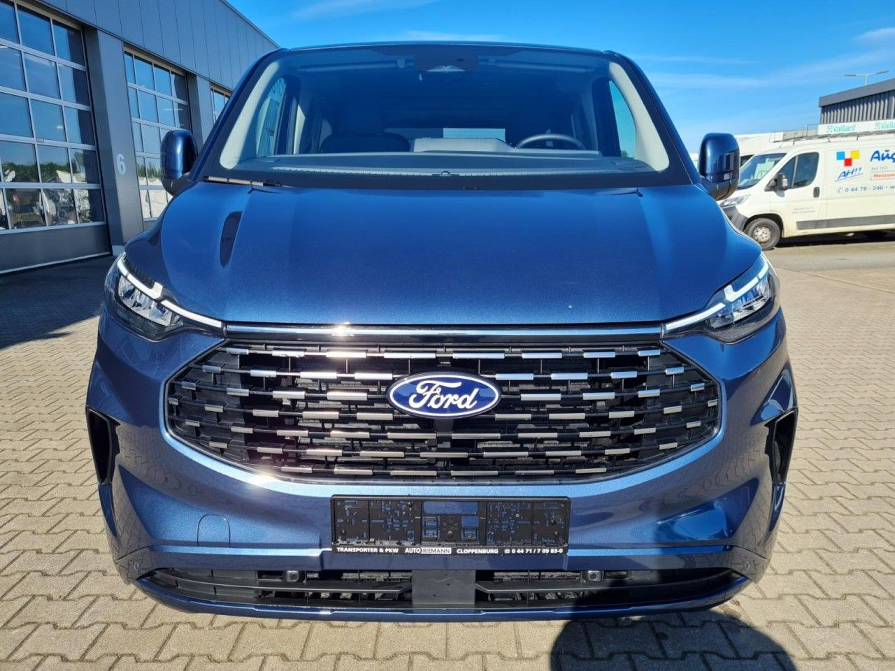 Ford Tourneo Custom 320 Titanium L1 AG 8-Sitze LED KA - Kisbusz: 3 kép. Ford Tourneo Custom 320 Titanium L1 AG 8-Sitze LED KA - Kisbusz: 3 kép.