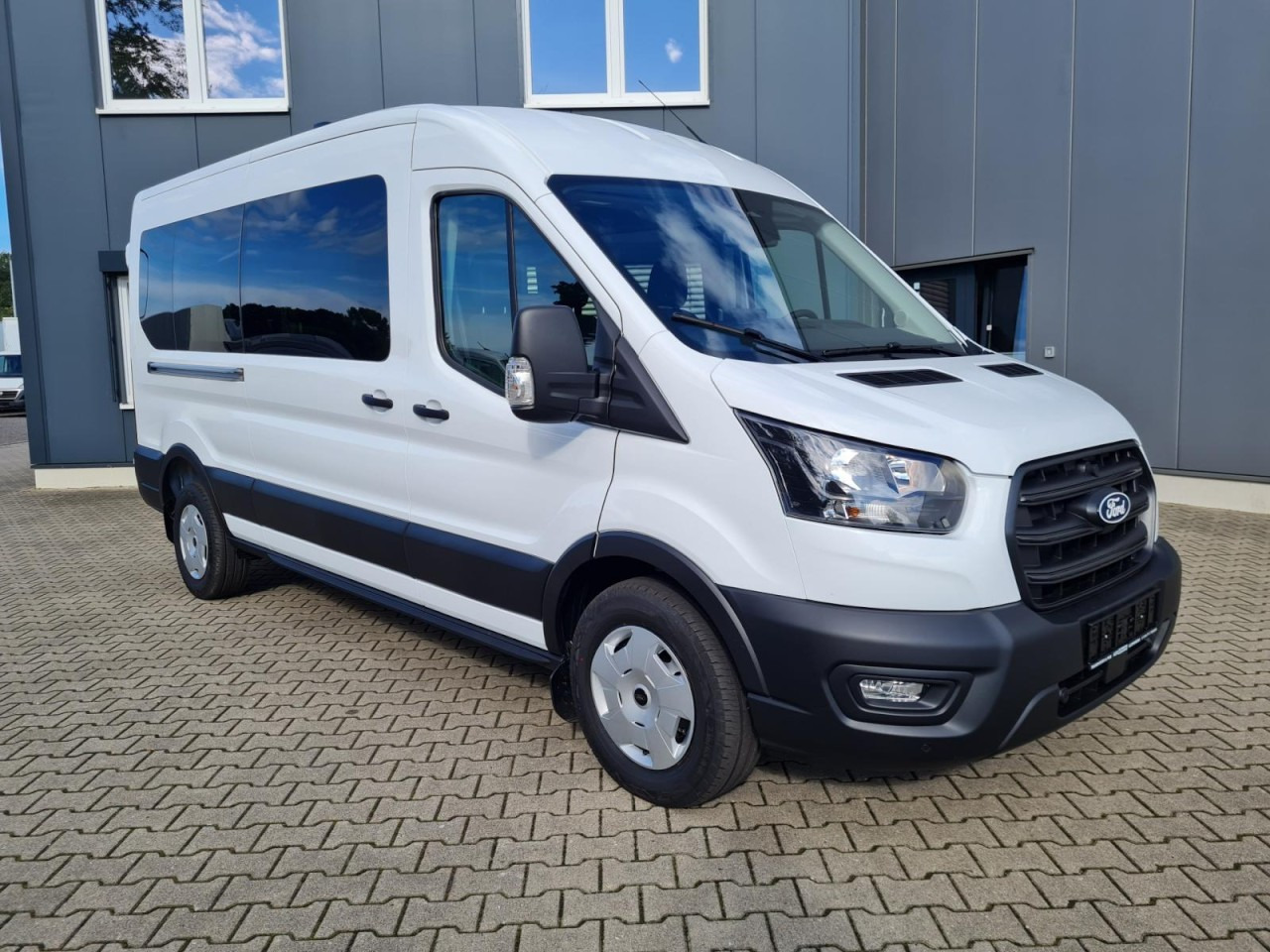 Ford Transit 350 Kombi 9 Sitze L3 AG Trend AHK KAMERA - Minibusz, Kisbusz: 3 kép. Ford Transit 350 Kombi 9 Sitze L3 AG Trend AHK KAMERA - Minibusz, Kisbusz: 3 kép.