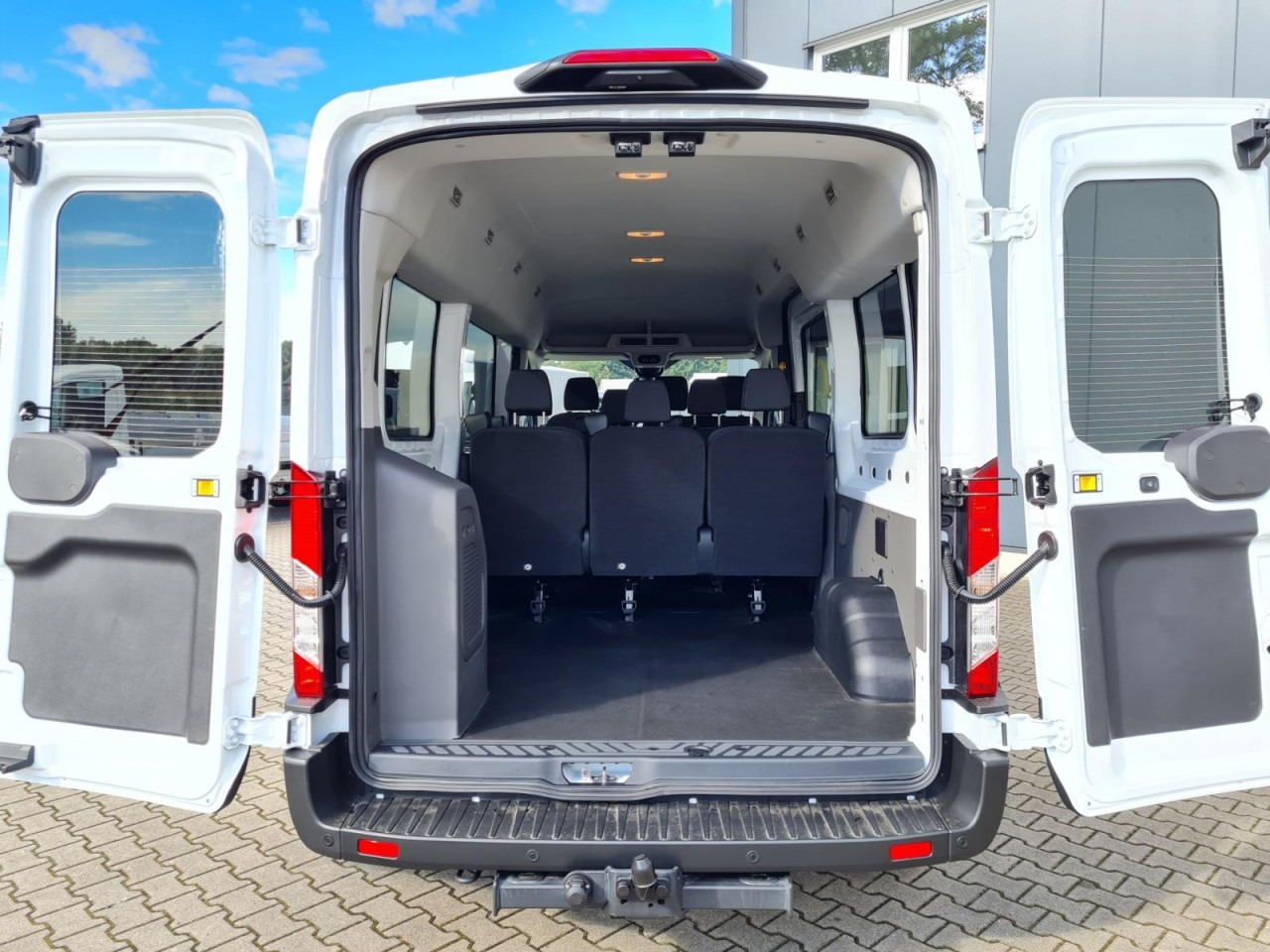 Ford Transit 350 Kombi TDCi L3 Trend 9 Sitzer AUTOMATIK - Duplakabinos kisteherautó: 5 kép. Ford Transit 350 Kombi TDCi L3 Trend 9 Sitzer AUTOMATIK - Duplakabinos kisteherautó: 5 kép.
