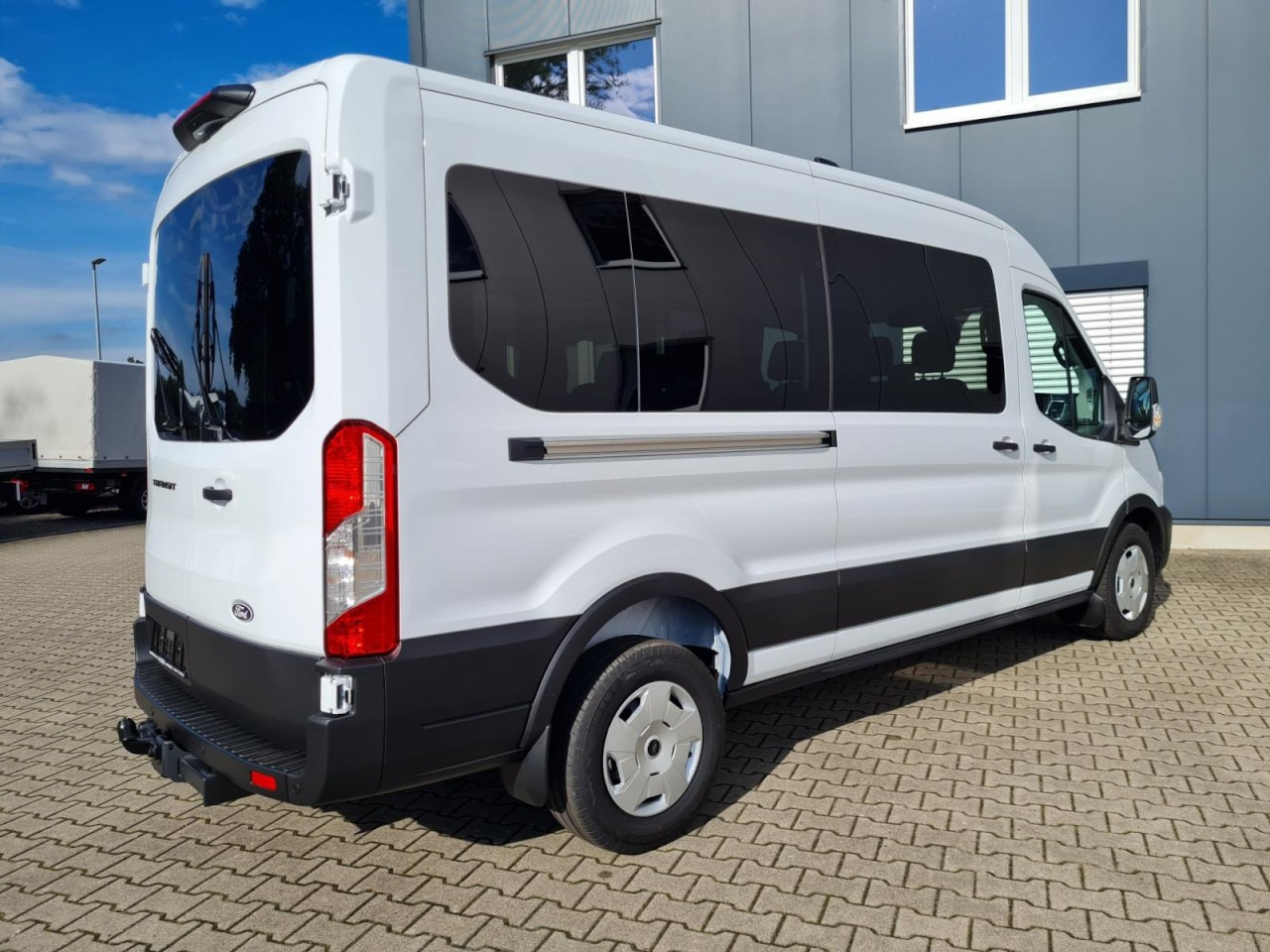 Ford Transit 350 Kombi TDCi L3 Trend 9 Sitzer AUTOMATIK - Duplakabinos kisteherautó: 4 kép. Ford Transit 350 Kombi TDCi L3 Trend 9 Sitzer AUTOMATIK - Duplakabinos kisteherautó: 4 kép.