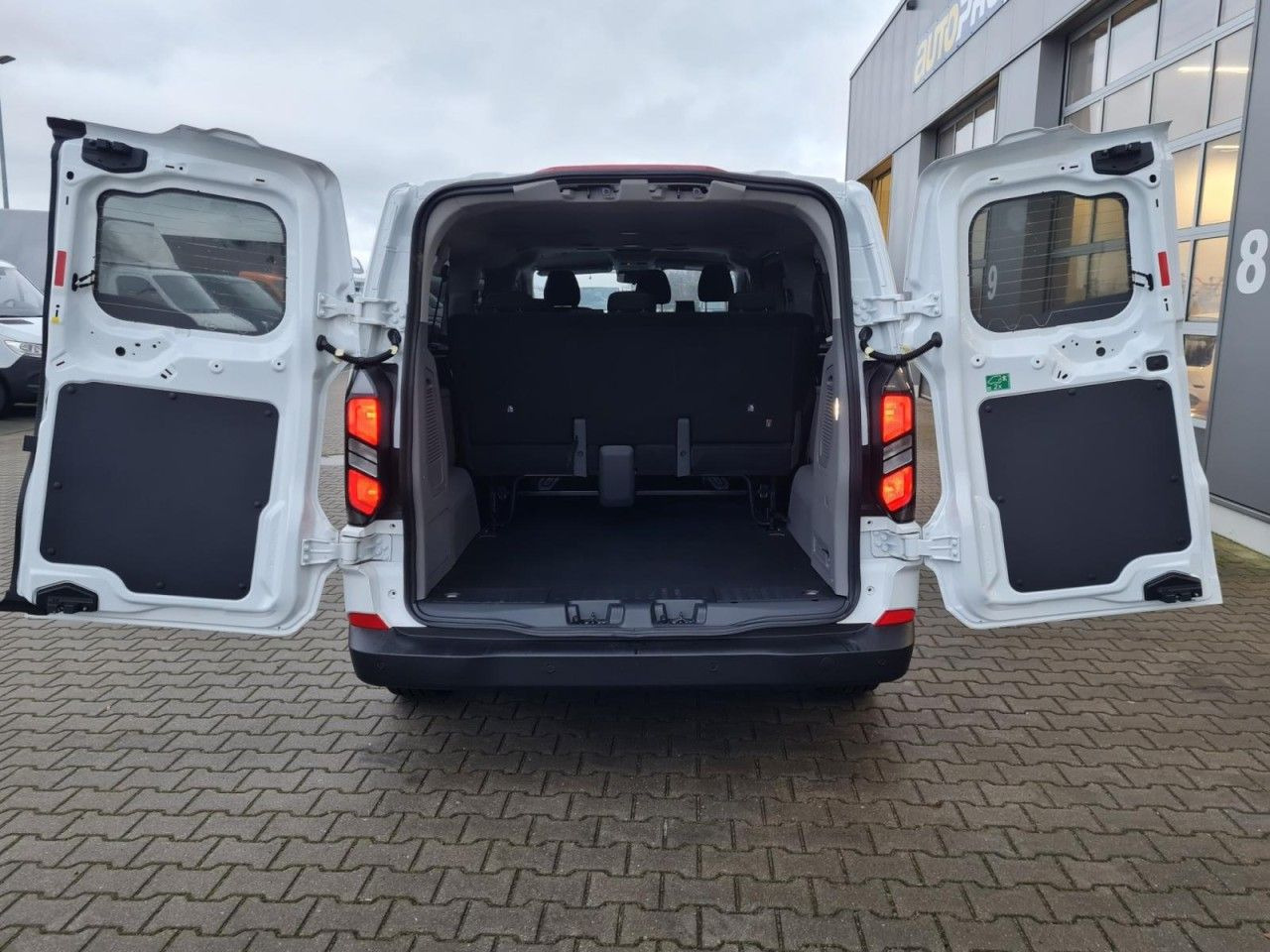 Ford Transit Custom Kombi 320 L2 Trend 9 Sitze KAMERA - Autó: 5 kép. Ford Transit Custom Kombi 320 L2 Trend 9 Sitze KAMERA - Autó: 5 kép.
