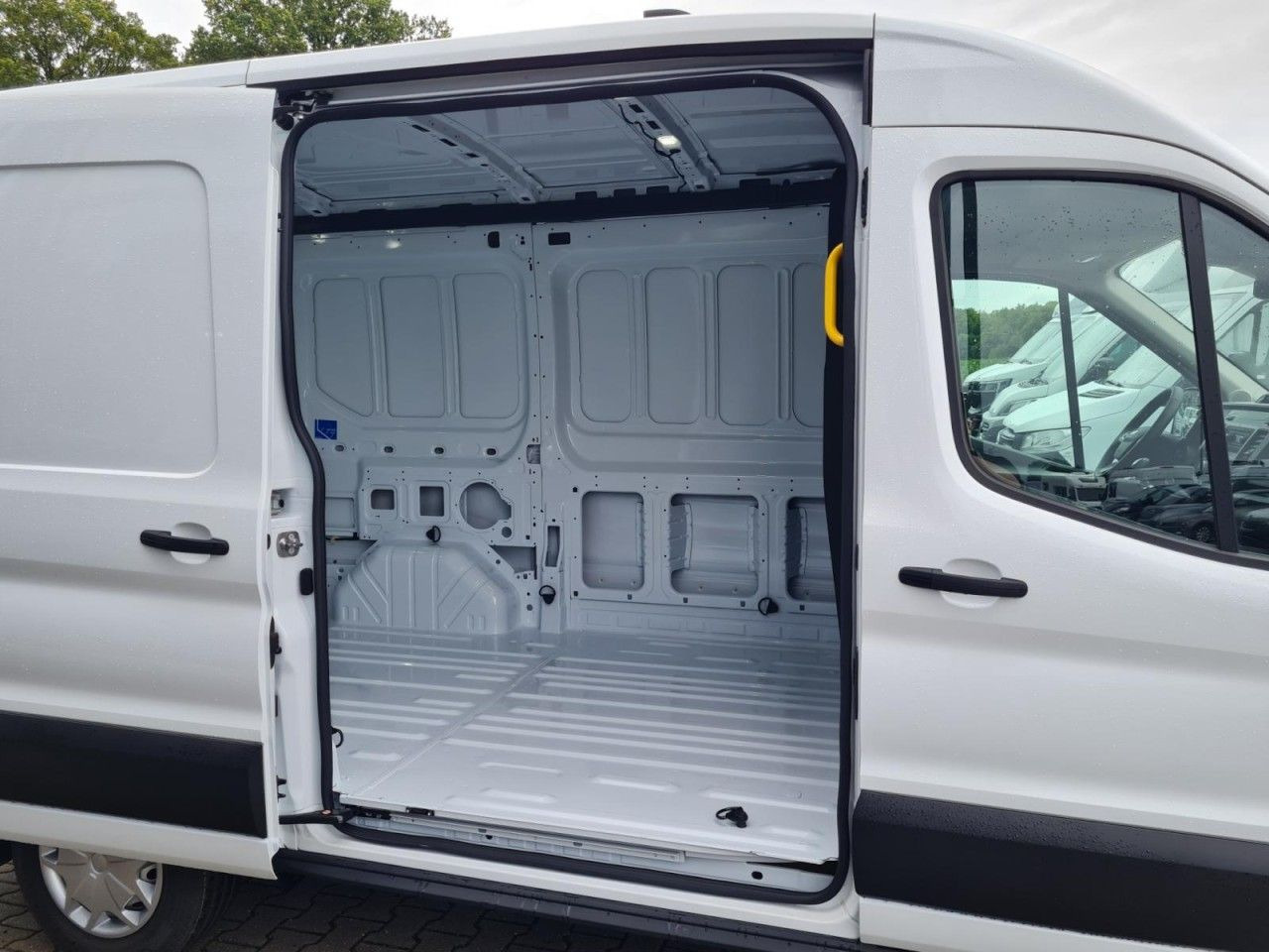 Ford Transit Kasten TDCi L2H2 Trend Klima Tempomat - Kis furgon: 4 kép. Ford Transit Kasten TDCi L2H2 Trend Klima Tempomat - Kis furgon: 4 kép.