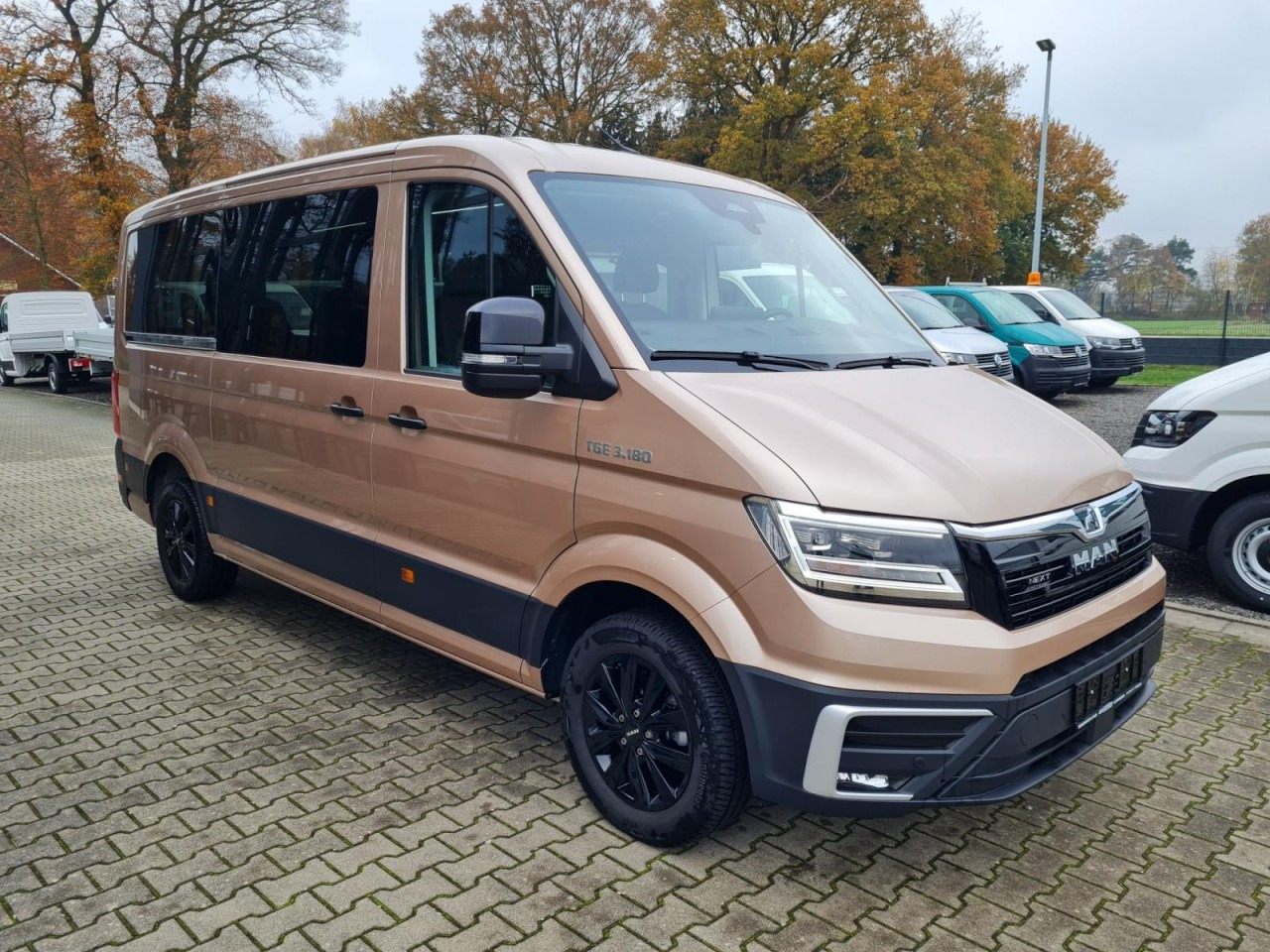 Man TGE 3.180 TDi Kombi 9 Sitze ALU KAMERA LED LEDER Sonderumbau - Minibusz, Kisbusz: 3 kép. Man TGE 3.180 TDi Kombi 9 Sitze ALU KAMERA LED LEDER Sonderumbau - Minibusz, Kisbusz: 3 kép.