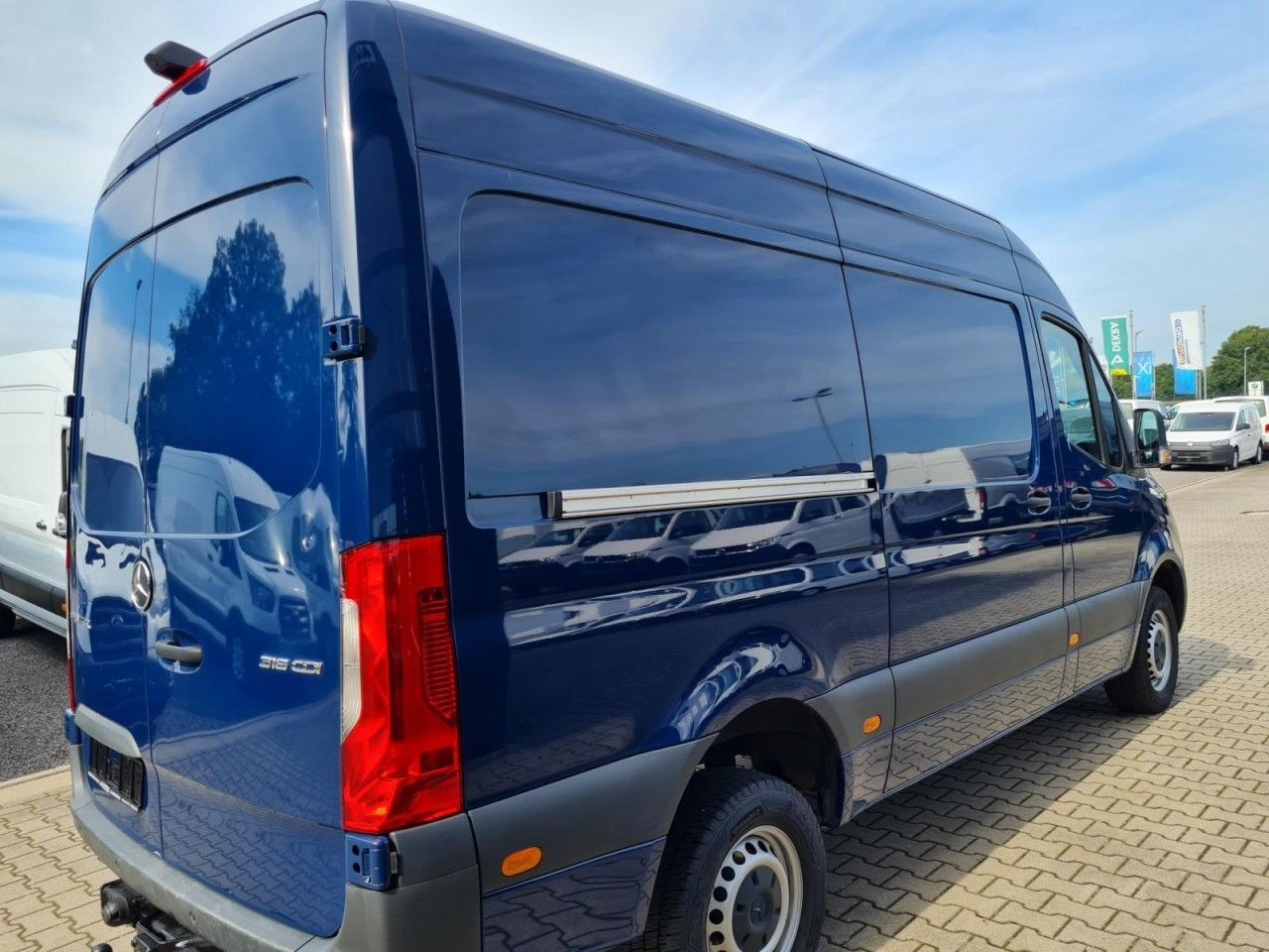 Mercedes-Benz Sprinter 316 Kasten CDI MR RWD AHK MBUX KAMERA - Furgon: 4 kép. Mercedes-Benz Sprinter 316 Kasten CDI MR RWD AHK MBUX KAMERA - Furgon: 4 kép.