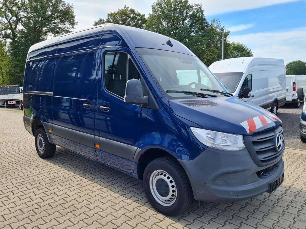 Mercedes-Benz Sprinter 316 Kasten CDI MR RWD AHK MBUX KAMERA - Furgon: 3 kép. Mercedes-Benz Sprinter 316 Kasten CDI MR RWD AHK MBUX KAMERA - Furgon: 3 kép.