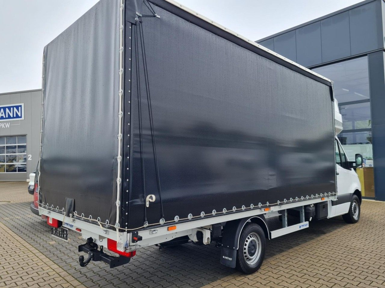 Mercedes-Benz Sprinter 317 AG Pritsche Schiebe Plane Schlafkab - Ponyvás kisteherautó: 4 kép. Mercedes-Benz Sprinter 317 AG Pritsche Schiebe Plane Schlafkab - Ponyvás kisteherautó: 4 kép.