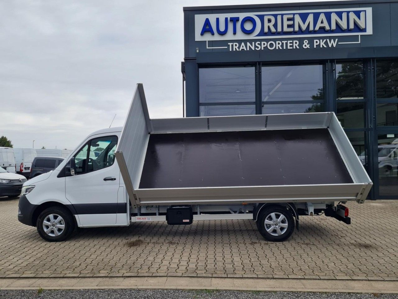Mercedes-Benz Sprinter 317 CDI 3 Seiten kipper RWD AHK LED NAV - Billenőplatós kisteherautó: 2 kép. Mercedes-Benz Sprinter 317 CDI 3 Seiten kipper RWD AHK LED NAV - Billenőplatós kisteherautó: 2 kép.