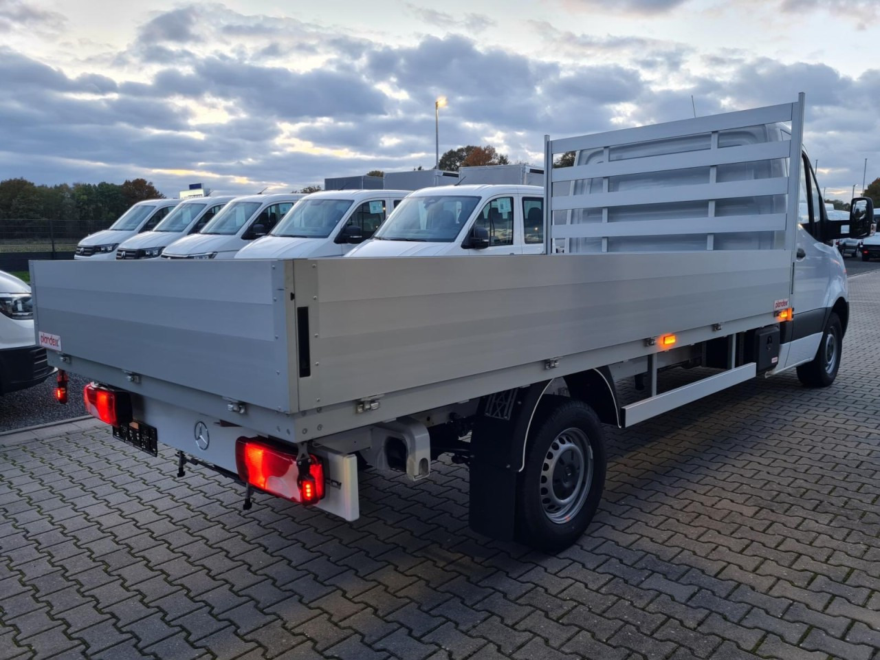 Mercedes-Benz Sprinter 317 CDI Pritsche L3 lang RWD KLIMA TEMPOMAT - Platós kisteherautó: 4 kép. Mercedes-Benz Sprinter 317 CDI Pritsche L3 lang RWD KLIMA TEMPOMAT - Platós kisteherautó: 4 kép.