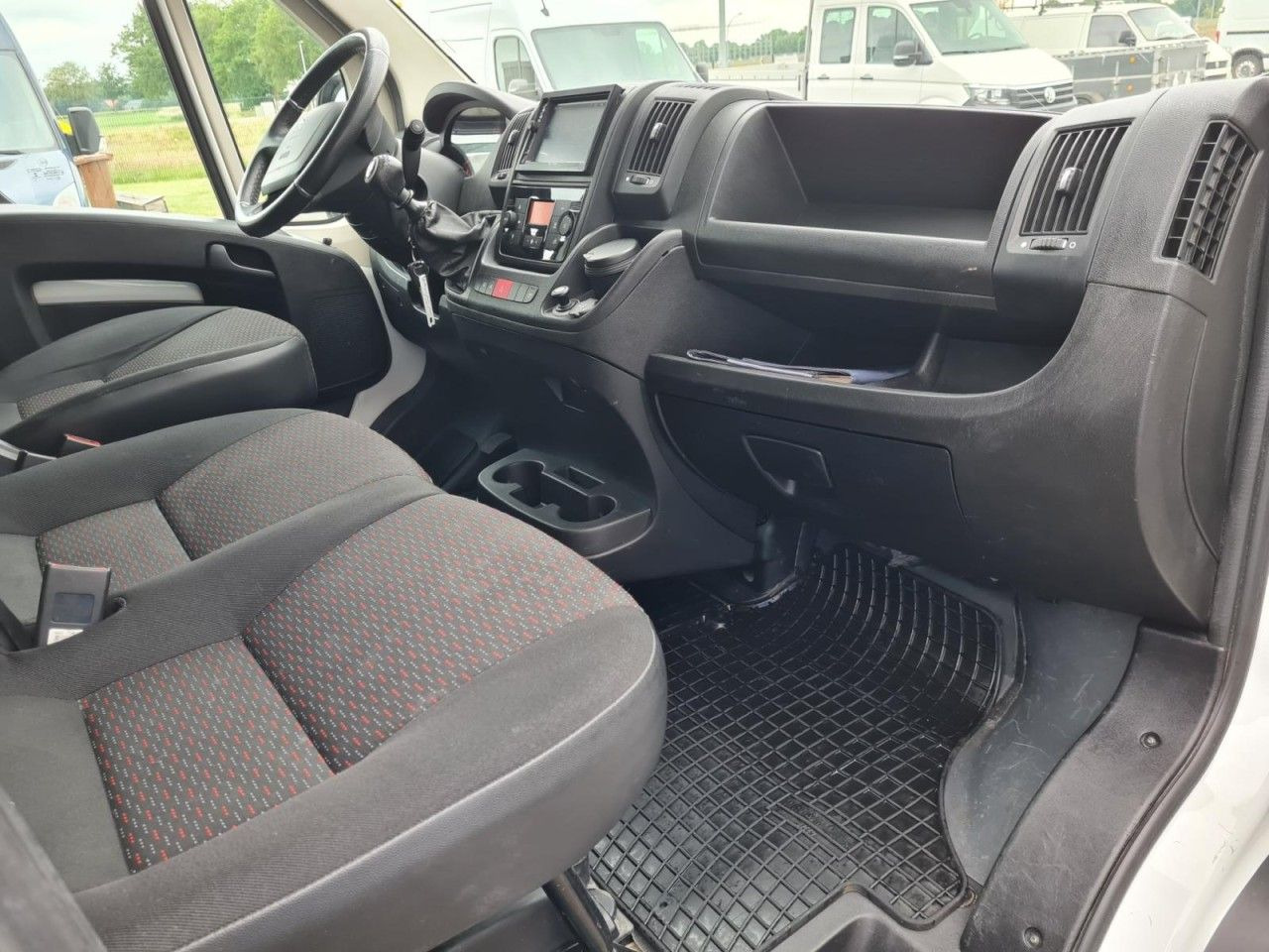 Peugeot Boxer 3,5t Pritsche Plane 2.2 HDi L4 435 - Ponyvás kisteherautó: 4 kép. Peugeot Boxer 3,5t Pritsche Plane 2.2 HDi L4 435 - Ponyvás kisteherautó: 4 kép.