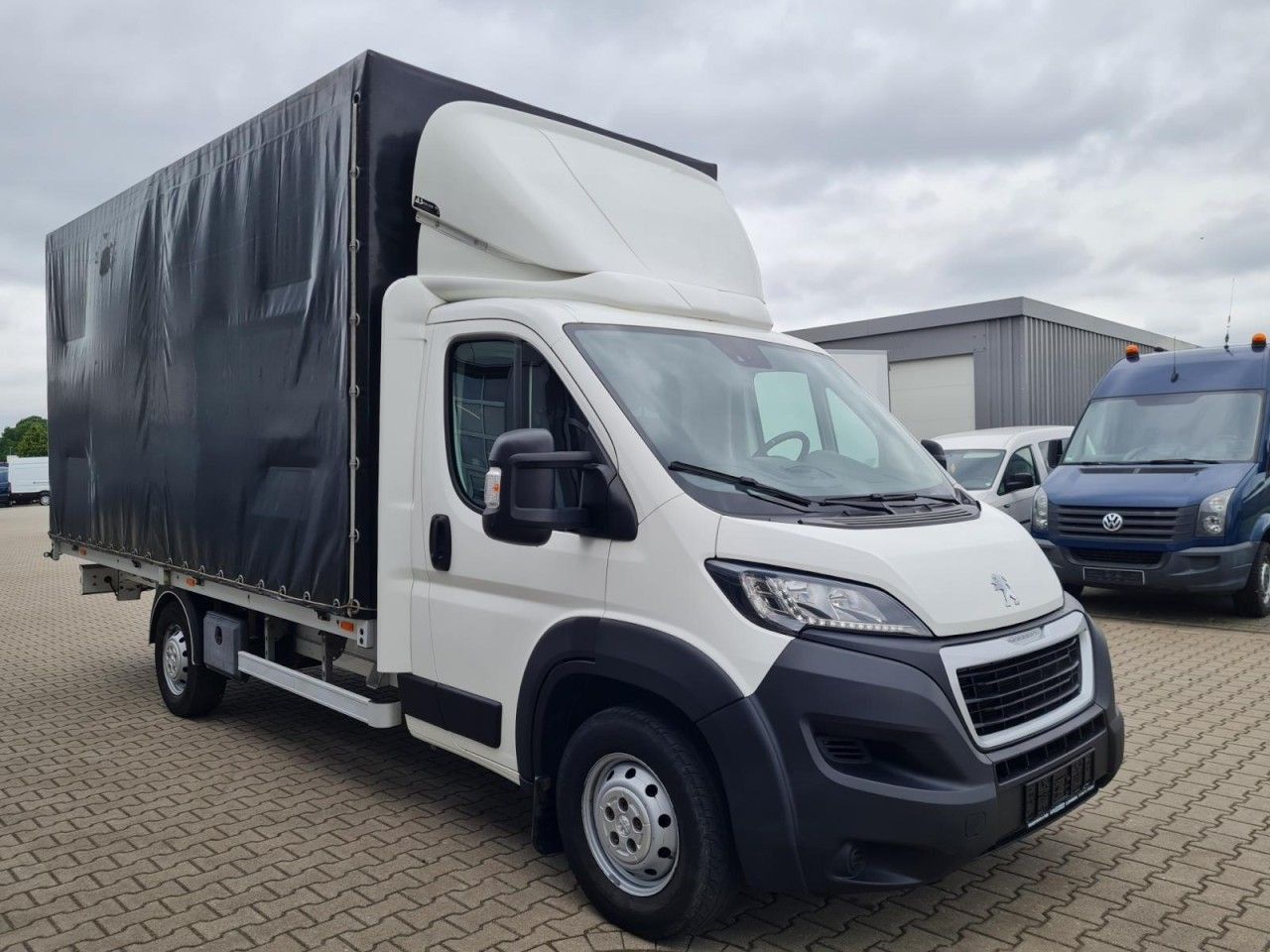 Peugeot Boxer 3,5t Pritsche Plane 2.2 HDi L4 435 - Ponyvás kisteherautó: 3 kép. Peugeot Boxer 3,5t Pritsche Plane 2.2 HDi L4 435 - Ponyvás kisteherautó: 3 kép.