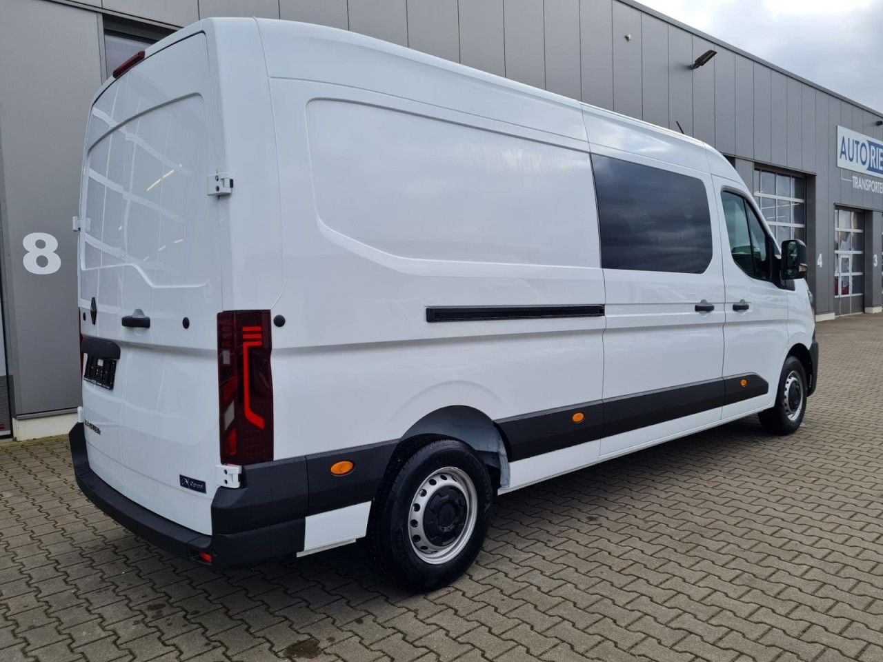 Renault Master 3,5t Kasten Doka dCi 130 L3H2 - Furgon, Duplakabinos kisteherautó: 4 kép. Renault Master 3,5t Kasten Doka dCi 130 L3H2 - Furgon, Duplakabinos kisteherautó: 4 kép.