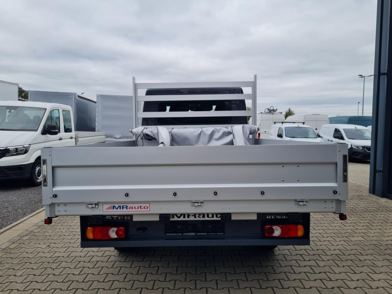 Renault Master 35 New Doka lang L3 AG Klima Komfort Tempomat - Platós kisteherautó, Duplakabinos kisteherautó: 5 kép. Renault Master 35 New Doka lang L3 AG Klima Komfort Tempomat - Platós kisteherautó, Duplakabinos kisteherautó: 5 kép.