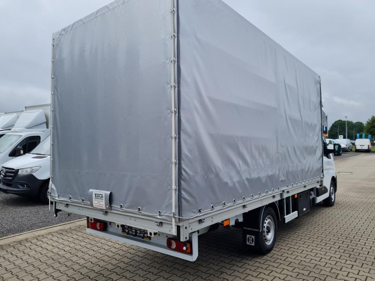 Renault Master 35 Pritsche Schiebe Plane Schlafkab Luftf - Ponyvás kisteherautó: 4 kép. Renault Master 35 Pritsche Schiebe Plane Schlafkab Luftf - Ponyvás kisteherautó: 4 kép.