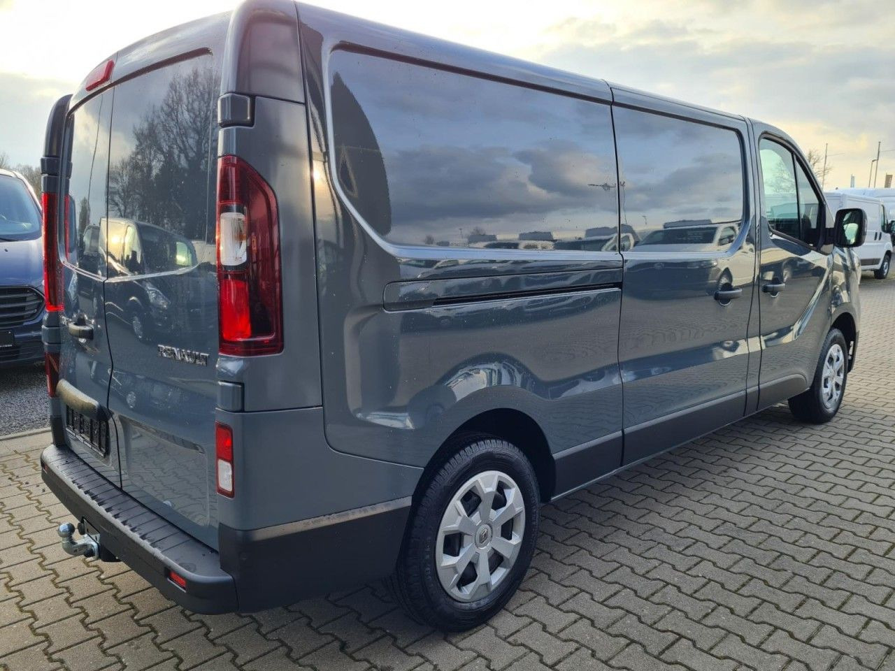 Renault Trafic Kasten 3,0t L2 LED AHK KLIMA PDC TEMPOMAT - Kis furgon: 4 kép. Renault Trafic Kasten 3,0t L2 LED AHK KLIMA PDC TEMPOMAT - Kis furgon: 4 kép.