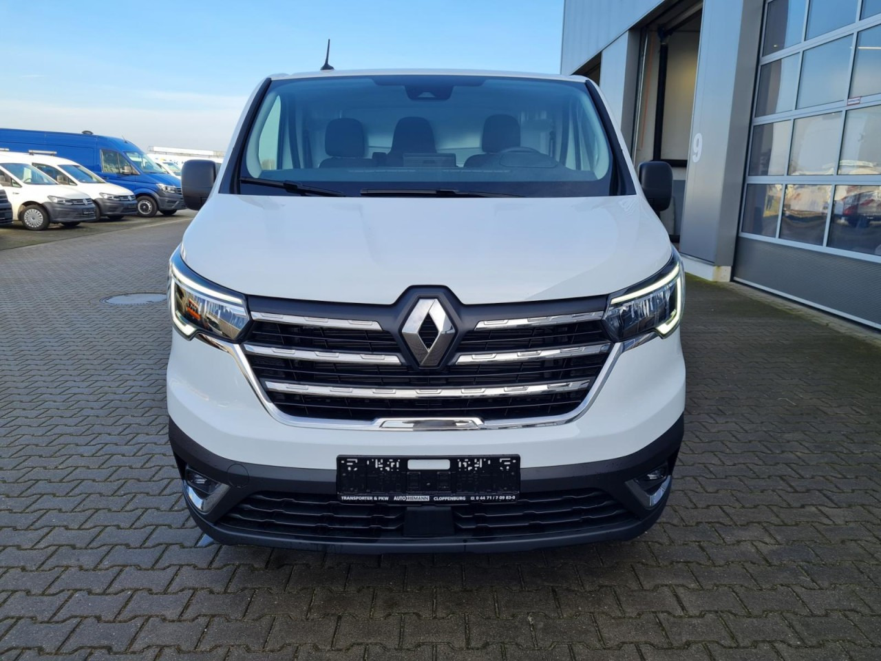 Renault Trafic Kasten dCi 130 L2H1 Komfort AHK LED Allwetter - Kis furgon: 2 kép. Renault Trafic Kasten dCi 130 L2H1 Komfort AHK LED Allwetter - Kis furgon: 2 kép.