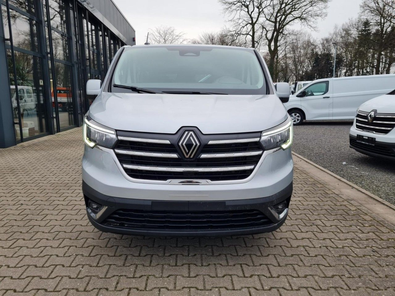 Renault Trafic Kombi 9-Sitze L2 Grand Equilibre KLIMA TE - Autó: 2 kép. Renault Trafic Kombi 9-Sitze L2 Grand Equilibre KLIMA TE - Autó: 2 kép.