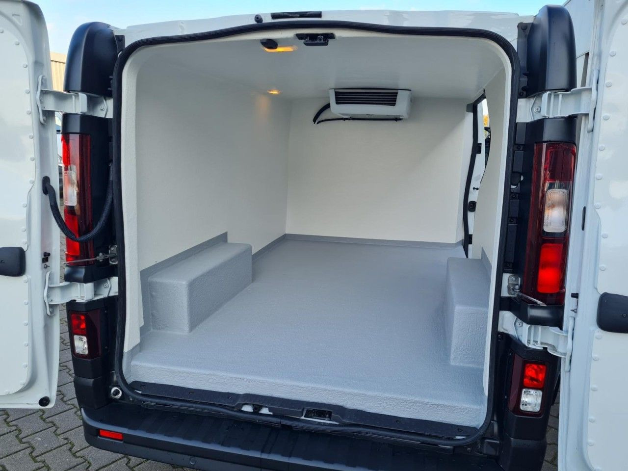 Kis furgon Renault Trafic Kühlkasten L2 Frischdienst 3.0to Tempomat: 21 kép.