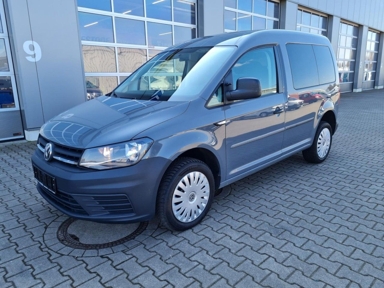 Volkswagen Caddy 4Motion TDi Kombi 5-Sitze REGALSYSTEM TEMP - Autó: 3 kép. Volkswagen Caddy 4Motion TDi Kombi 5-Sitze REGALSYSTEM TEMP - Autó: 3 kép.