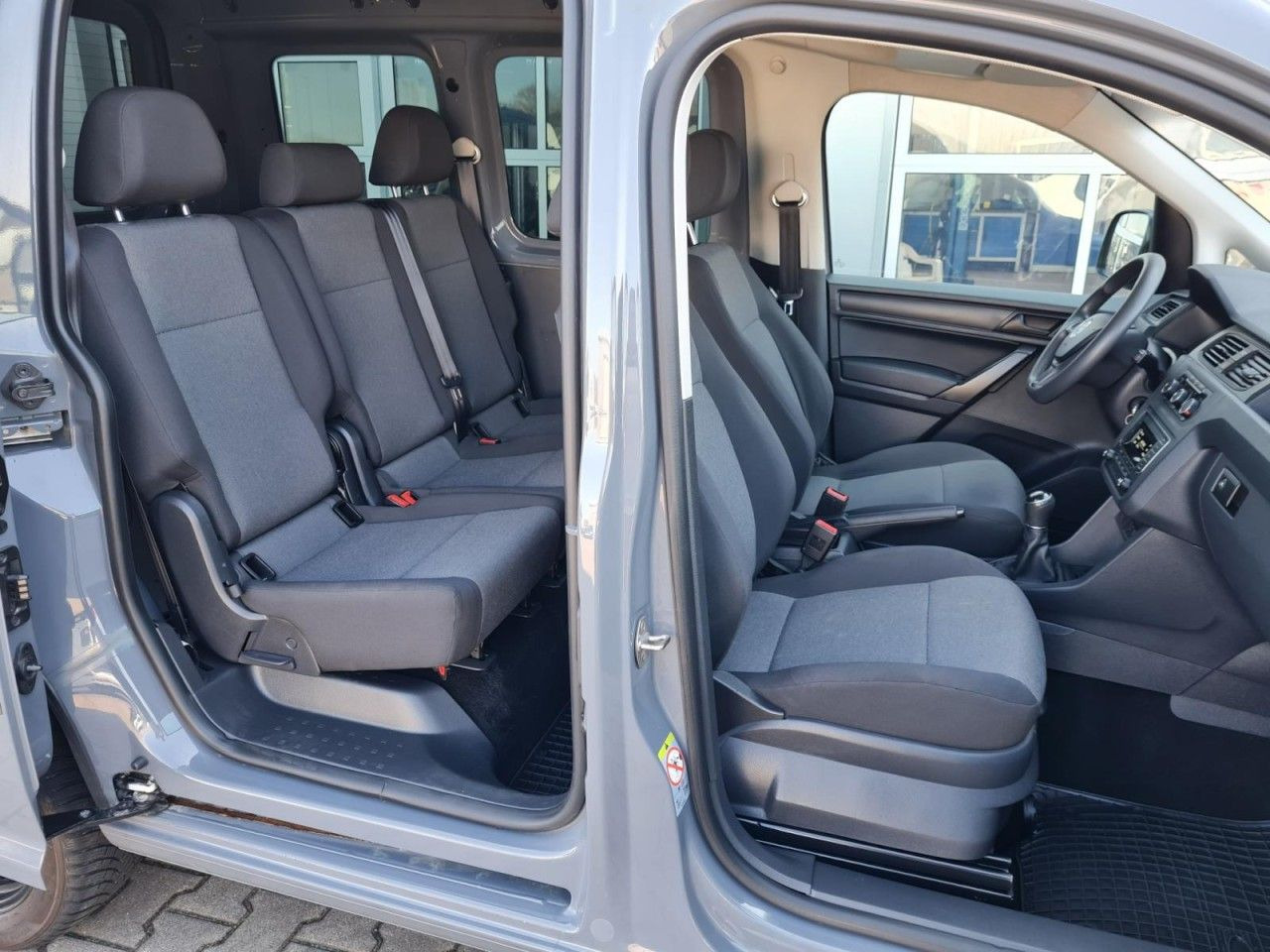 Volkswagen Caddy Kombi 4Motion TDi 5-Sitze KLIMA STHZ TEMPO - Kisbusz: 5 kép. Volkswagen Caddy Kombi 4Motion TDi 5-Sitze KLIMA STHZ TEMPO - Kisbusz: 5 kép.